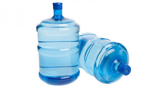 botella de agua mineral plástica