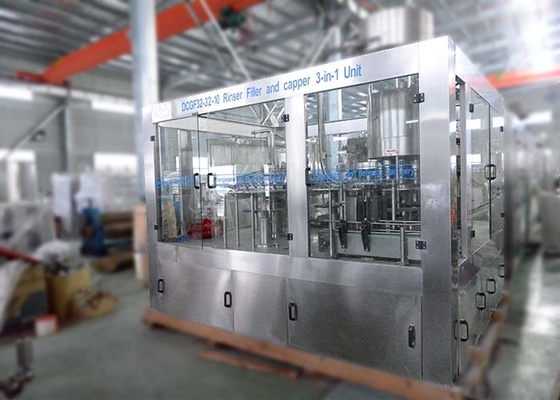 China Aclarando el CE de relleno automático de la unidad de la máquina 3IN1 del agua de botella que capsula que se lava marcado proveedor