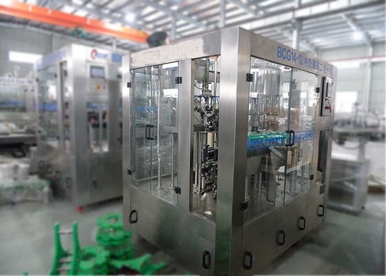 China Embotellado carbónico de la bebida que capsula y máquina de etiquetado, máquina de relleno y que capsula del agua automática proveedor